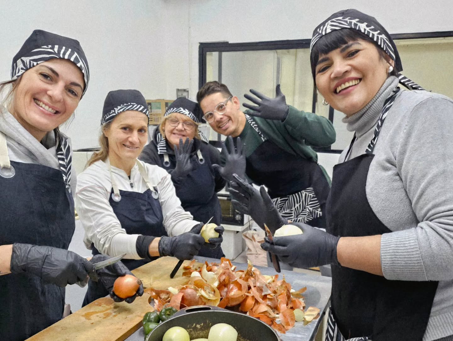 Voluntarias preparando alimentos en la cocina de la Fundación