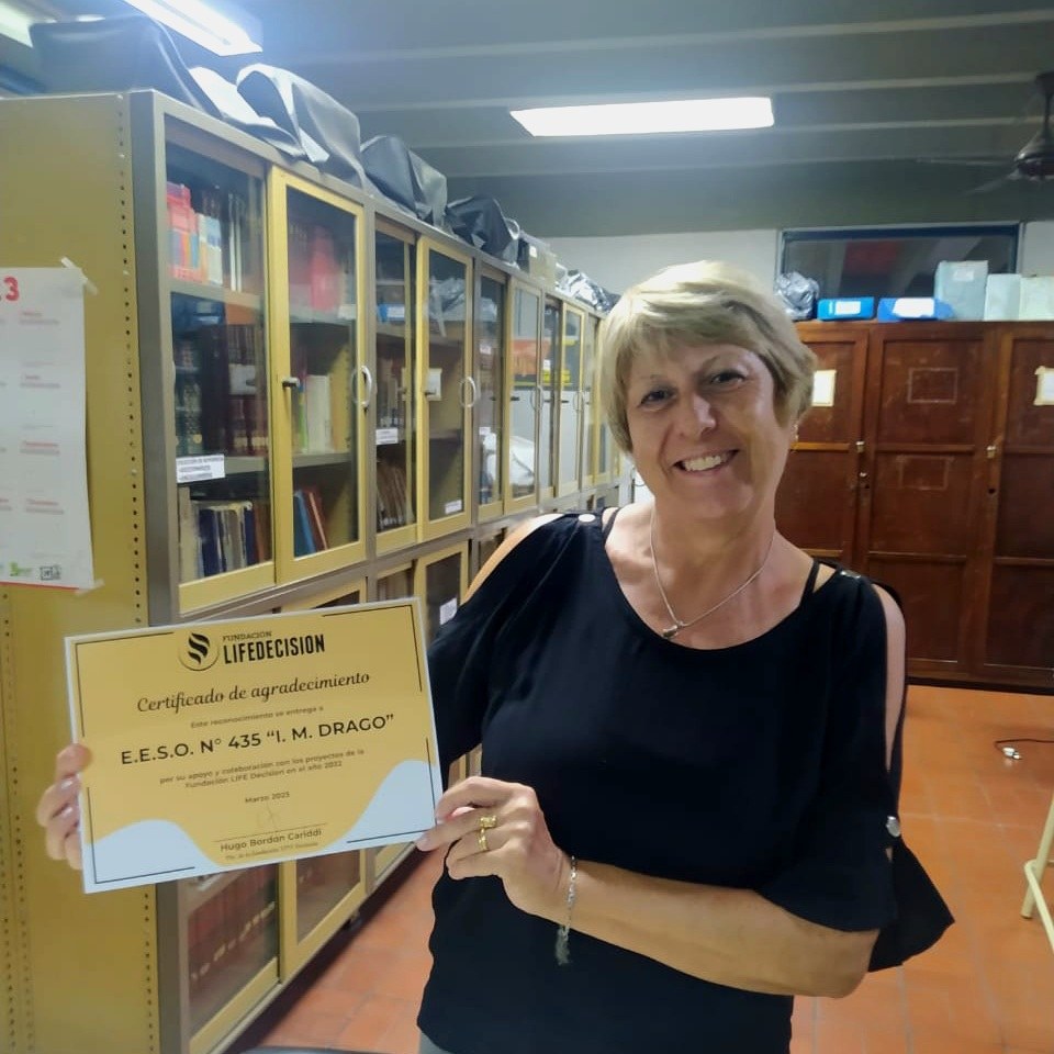 Integrante de la Fundación recibiendo un diploma