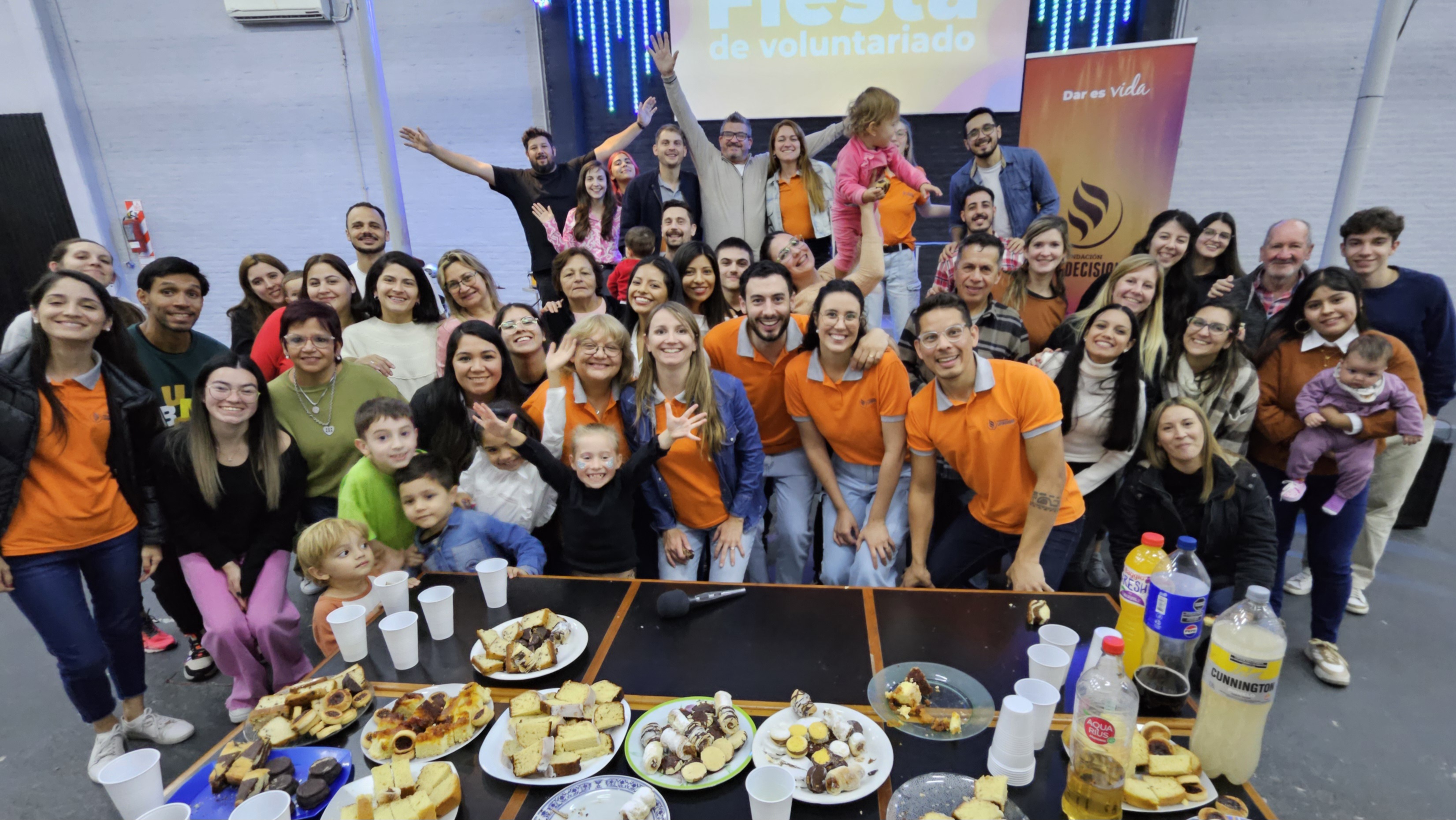 Integrantes y colaboradores de Fundación Life Decision reunidos en una fiesta de voluntariado