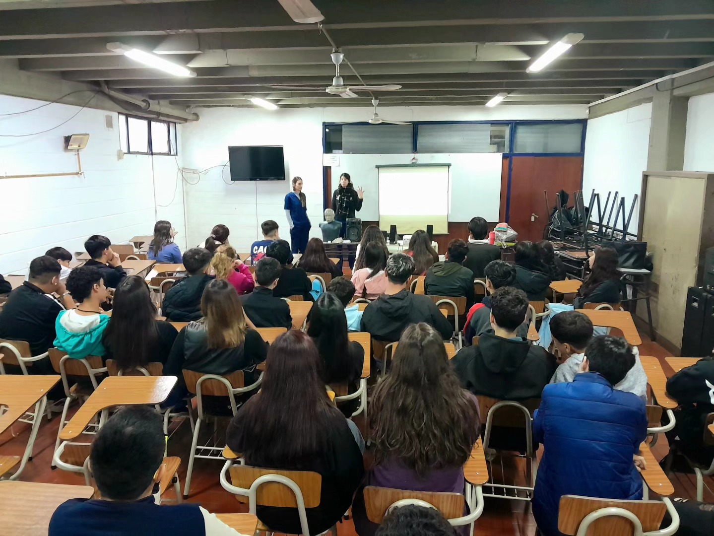 Público participa de una jornada de formación en salud