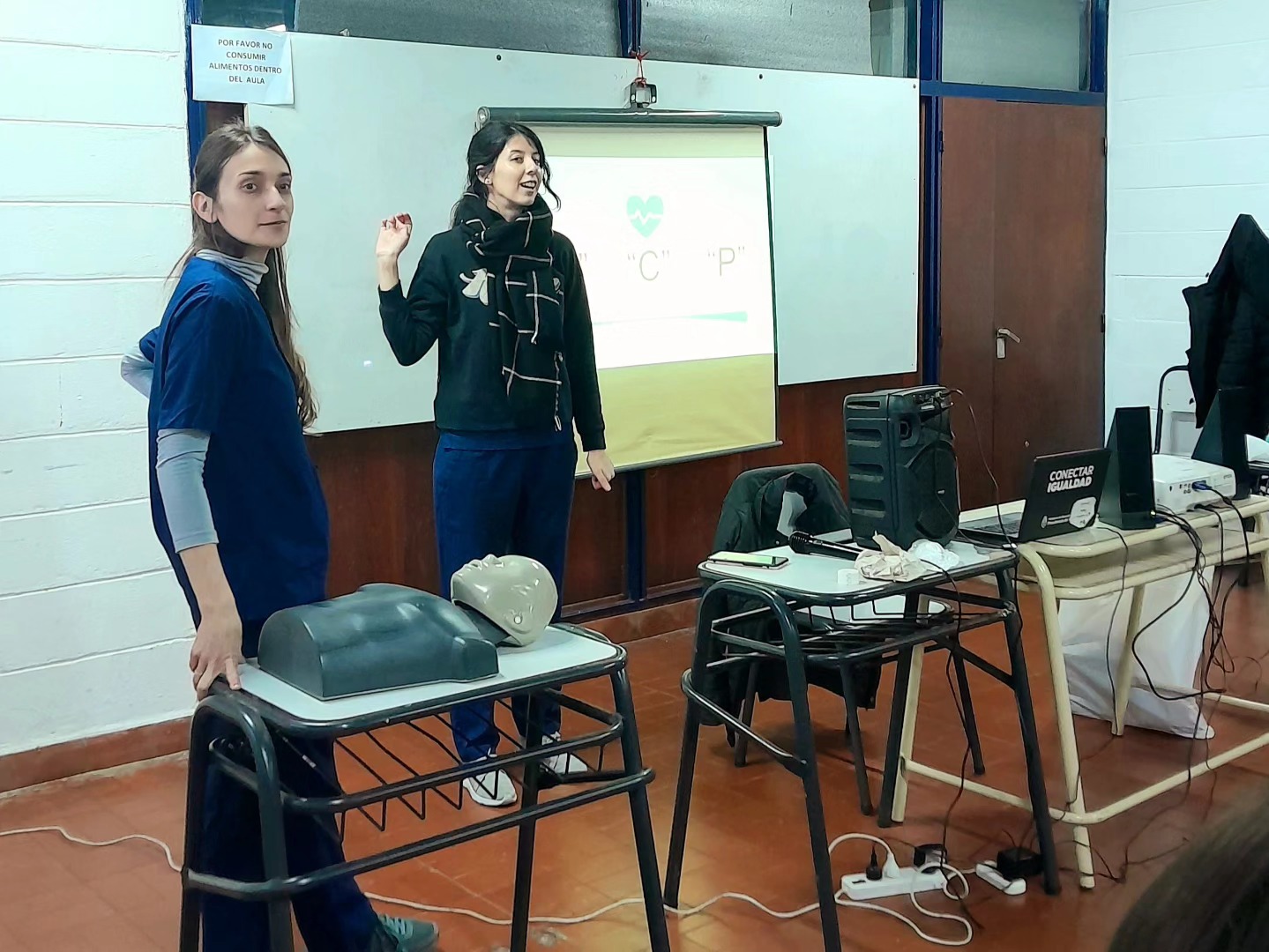 Facilitadoras presentan una actividad de salud