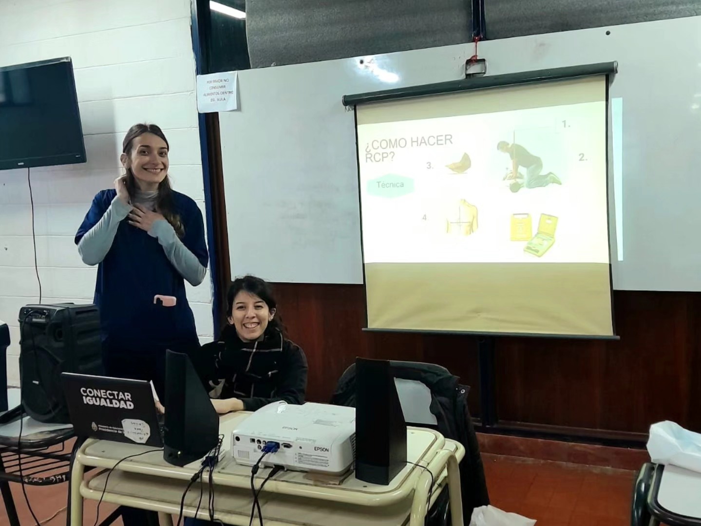 Facilitadora explica cómo realizar RCP durante una jornada