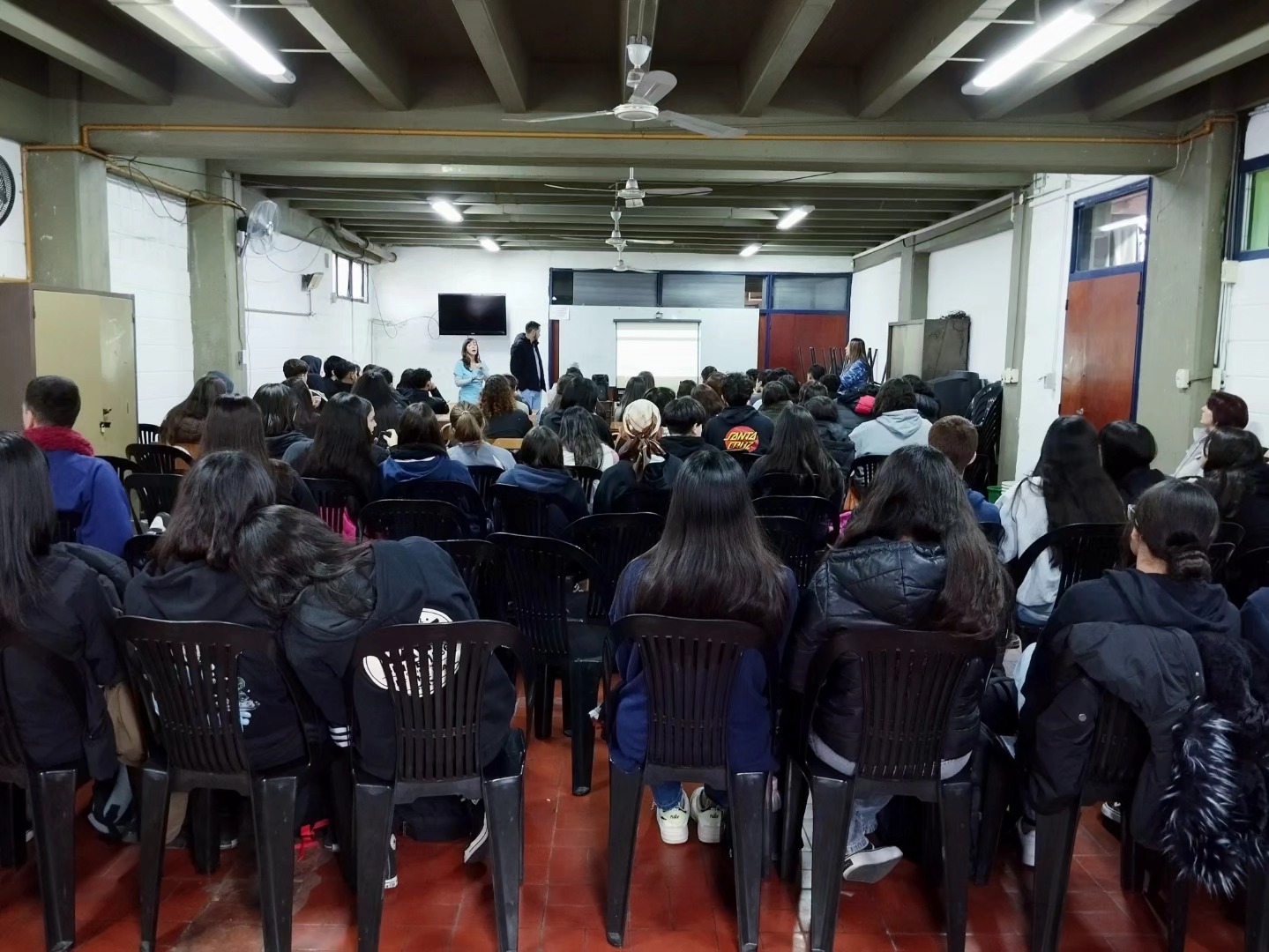 Participantes durante una charla de salud